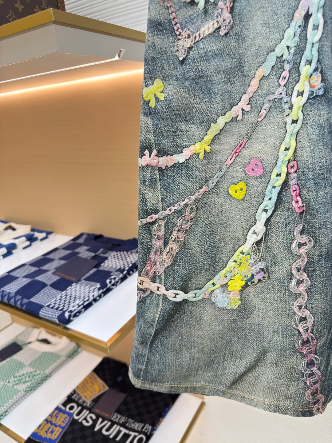Acne Studios chain 3D printed straight shorts ●Authentic product: purchased and developed by 3174 ●Item number: 1680155-A65 ●Material: denim ●Technology: Printing ●Version: fitted version ●Weight: 440g ●Size: 42-44-46-48-50-52 ●Description: 1981M jeans are loosely cut, low-waisted, wide-legged and long. Decorated with a seasonal trompe l'oeil print and made from mid-blue washed non-stretch denim. The overall wiring is straight and delicate, the fabric is comfortable and soft, and the color is consistent without color difference. It can be matched with the same style to create a fashionable look and control various occasions. Customized accessories, complete with three standards, same style for men and women!